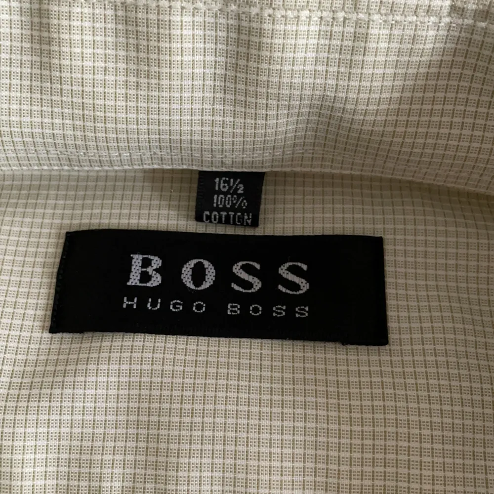 Grön Hugo boss skjorta. Står ingen storlek men skulle säga att den är en L. Har lite vitt mönster i sig med ett litet märke på bröstfickan . Skjortor.