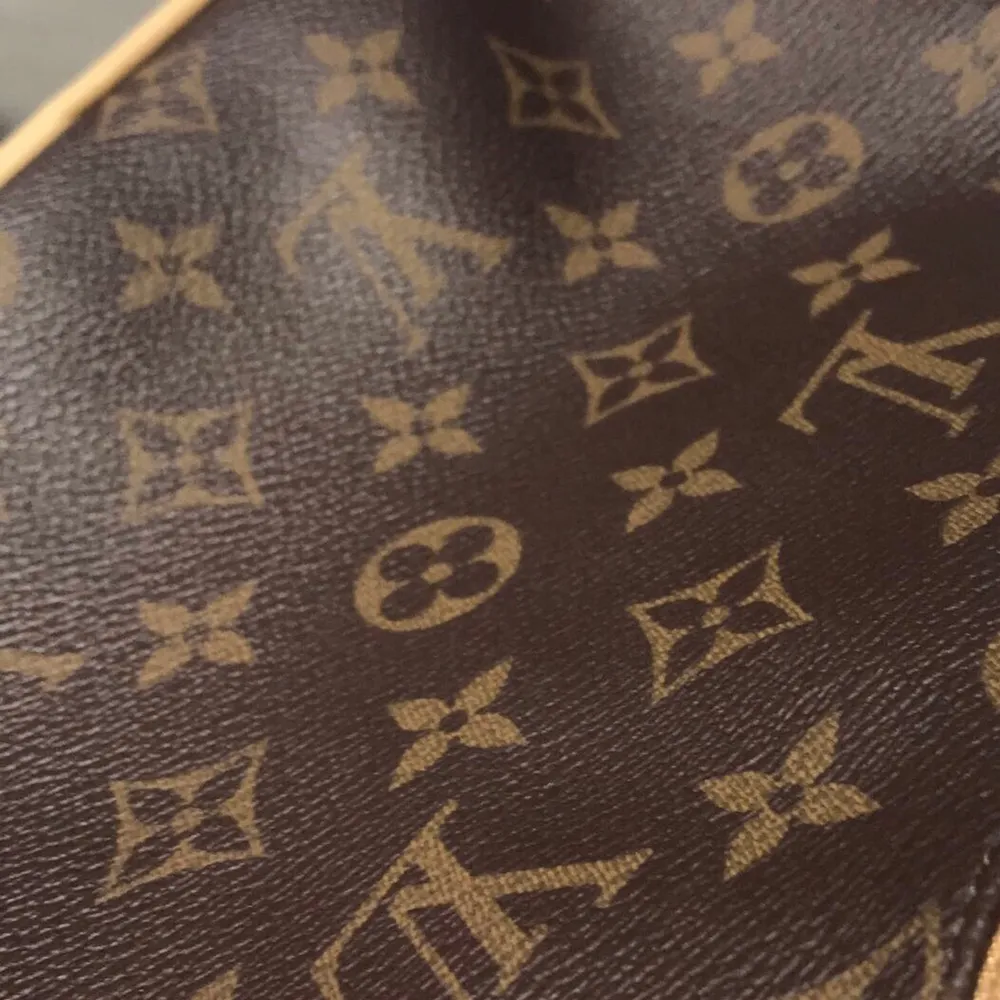 Säljer nu min Louis Vuitton väska som jag köpte på en sexondhand men den kommer inte till användning! Skick är som ny ✨ efter som att den är köpt på secondhand så vet jag inte om den är äkta eller inte! Skriv för fler bilder! Priset startar på 250kr buda i kommentarerna! . Väskor.