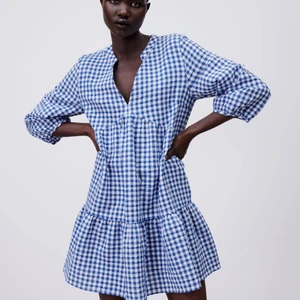 ZARA KLÄNNING BLÅ RUTIG  - Jag säljer nu min otroligt fina samt populära men även slutsålda rutiga klänning då den tyvärr blir förkort på mig som är 175 lång. Den är knappt använd och i otroligt bra skick!💕 Den är i storlek XL men passar även en L eller M bra beroende på hur man vill att den ska sitta! 