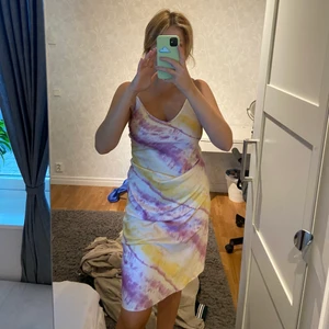 Satin klänning  - Fin satin klänning från Bershka med tie-dye mönster. Köpt här på Plick, ena bandet är knutet💛💜🤍