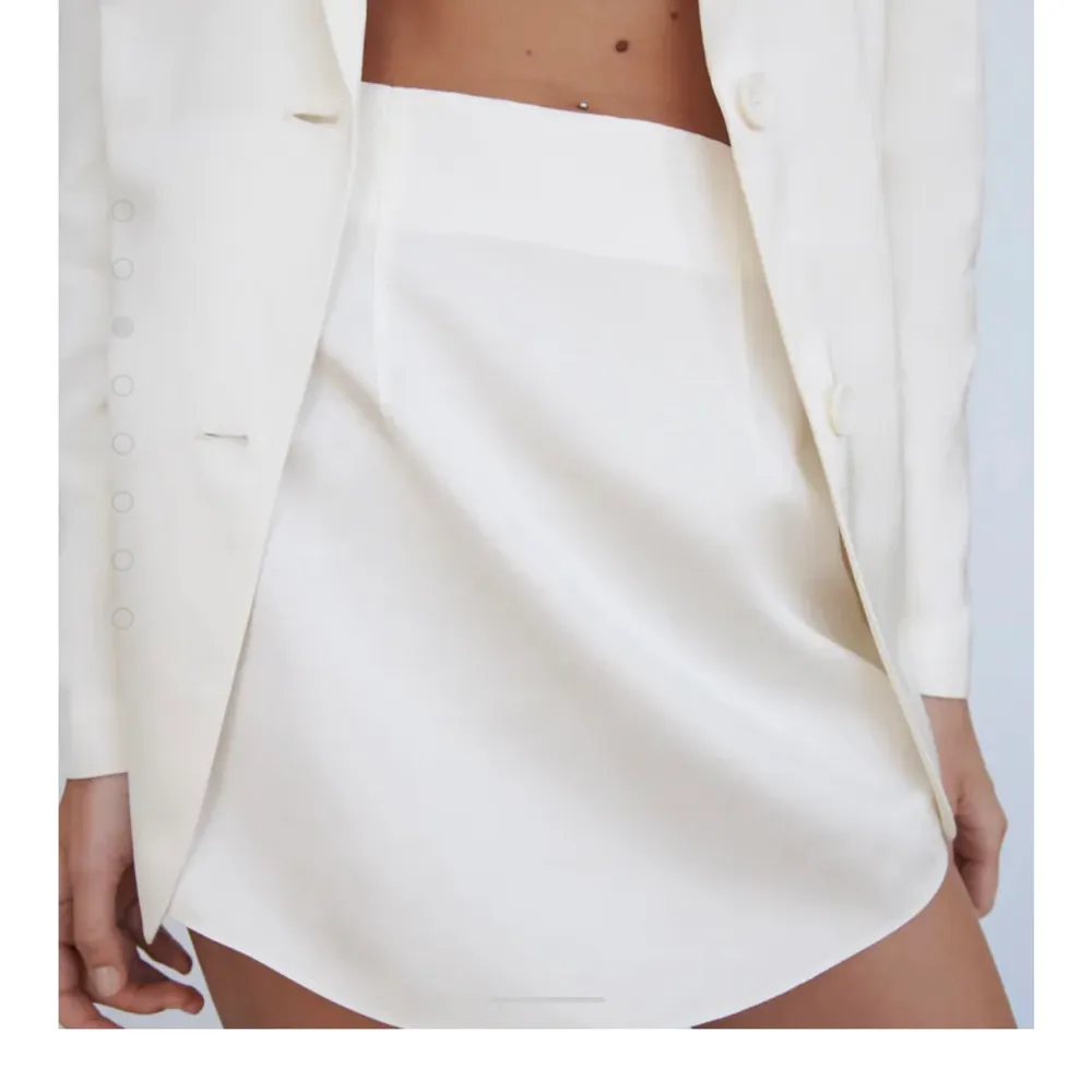 Blank kjol från zara som är helt slutsåld, aldrig använd så prislappen är kvar, nypris:399. Kjolar.