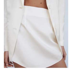 Blank kjol från zara som är helt slutsåld, aldrig använd så prislappen är kvar, nypris:399