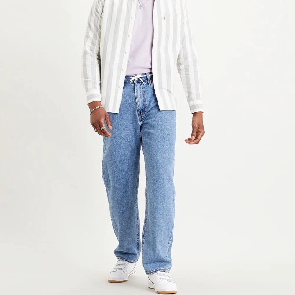 Levis stay loose jeans i väldigt bra skick utan några synliga fel eller fläckar. Använda men i väldigt bra skick. Storlek 31/32, modell på den andra bilden är 186 cm. Nypris: 1200 kr. Färg: blå. Om du undrar om mått så är det bara att slänga iväg ett DM, jeansen är en bredare version av 501. Säljer på flera platformar. Jeans & Byxor.