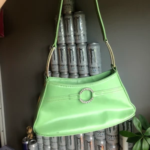 Grön väska - Söt väska köpt på Plick men kommer aldrig till användning💕