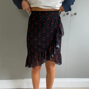 NAKD KJOL - Super fin kjol med pussmunnar från NAKD