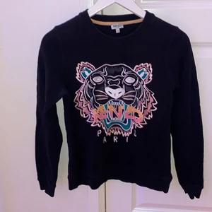 Kenzo tröja - Säljer min kenzo tröja i storlek S, den är i mycket fint skick och använd ett fåtal gånger. 