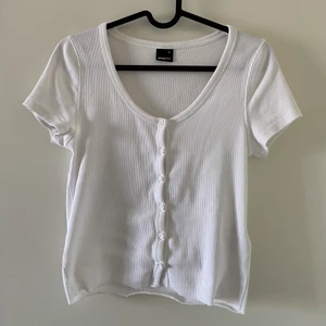 Topp - Säljer denna topp då den inte kommer till användning längre. Plagget är i ett fint skick och sparsamt använd. Storleken är M men passar även mindre storlekar. Frakten ingår ej