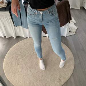 Säljer dessa snygga och enkla jeans ifrån Zara pga är lite tighta på mig. Strl 34