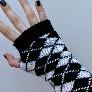 Handvärmare - Jättegulliga handvärmare med diamant mönster! Väldigt mysiga och varma☀️ säljer eftersom att jag har ett par liknande. Pris kan diskuteras⭐️ köparen står för frakt