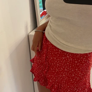 Super söt röd kjol med vita detaljer!❤️ - Snygg röd kjol med vita detaljer och volanger! 🌟❤️🌟❤️