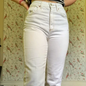 Urban outfitters vita jeans - Vita, highwaist, ”straight”-fit jeans. Byxorna är mycket bekväma och sitterväkdigt snyggt. Under den vänstra fickan finns en stildetalj i form av ett litet hål