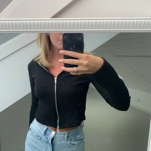 Svart tröja - Snygg tröja med dragkedja från båda håll. Använd fåtal gånger från Nelly💕💕