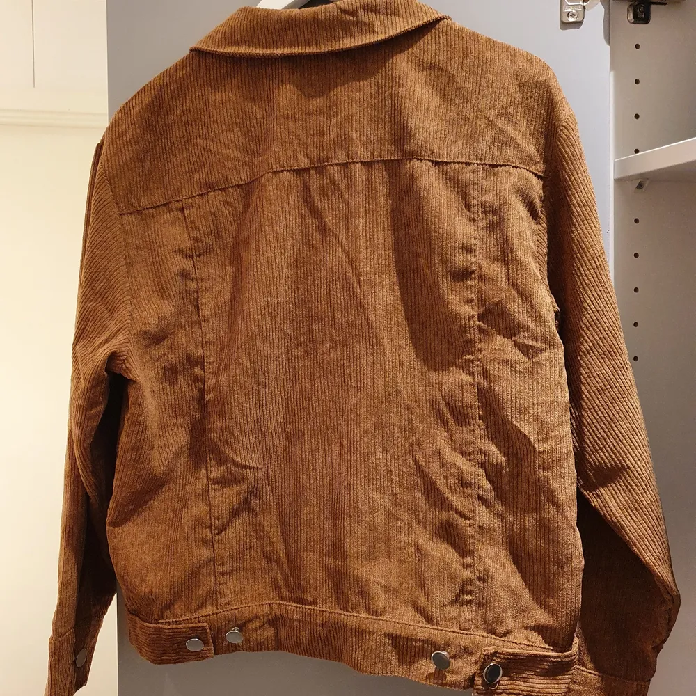 En jättefin brun jacka som har använts sällan. Originala pris 200 kr. Kontakta för mer info. Jackor.