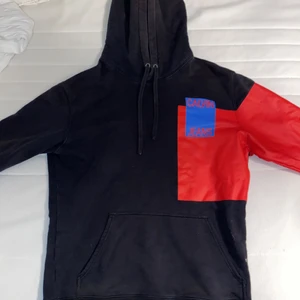 Calvin Klein hoodie - Hoodie från Calvin Jeans i fint skick. Storlek M. Nypris 1300:-