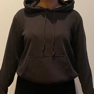 Svart hoodie  - Svart Hoodie i storlek L. Köpt på H&Ms ungdoms avdelning (divided). Skönt material. En favorit hos mig! 