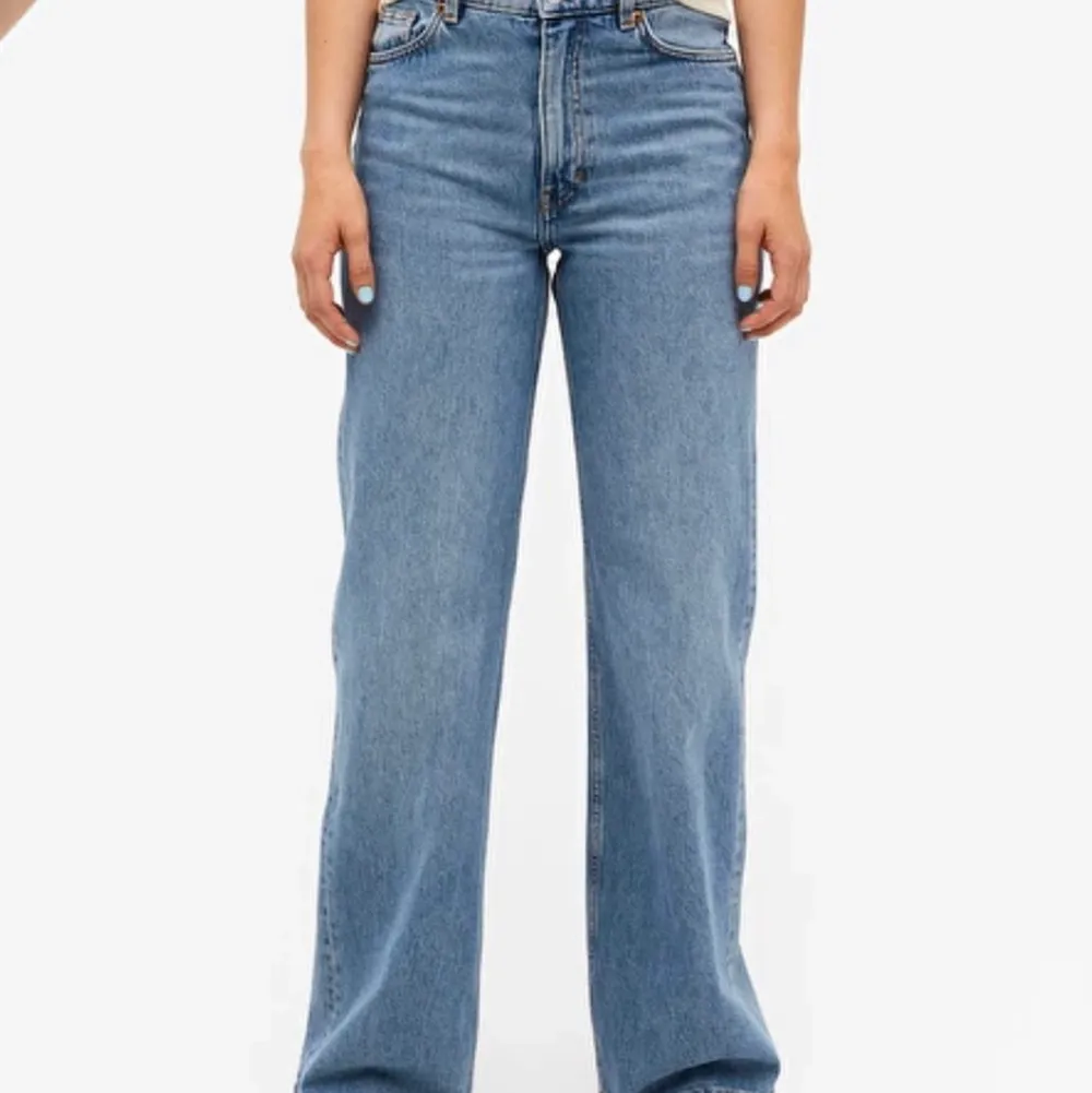 Säljer dessa superfina jeansen från monki😍 Köpta för något år sedan men är i väldigt gott skick. Köpta för 400, storlek 25🙌🏻🤩. Jeans & Byxor.
