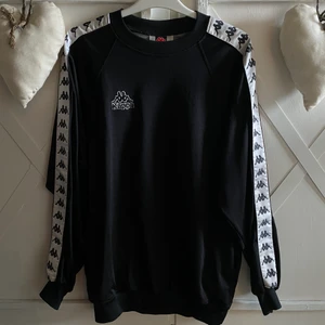 Kappa sweatshirt  - En kappa sweatshirt🖤 kommer ej till användning längre då det inte är min stil längre🖤 köptes här på Plick ca ett år sen, frakt tillkommer på 79kr🥰