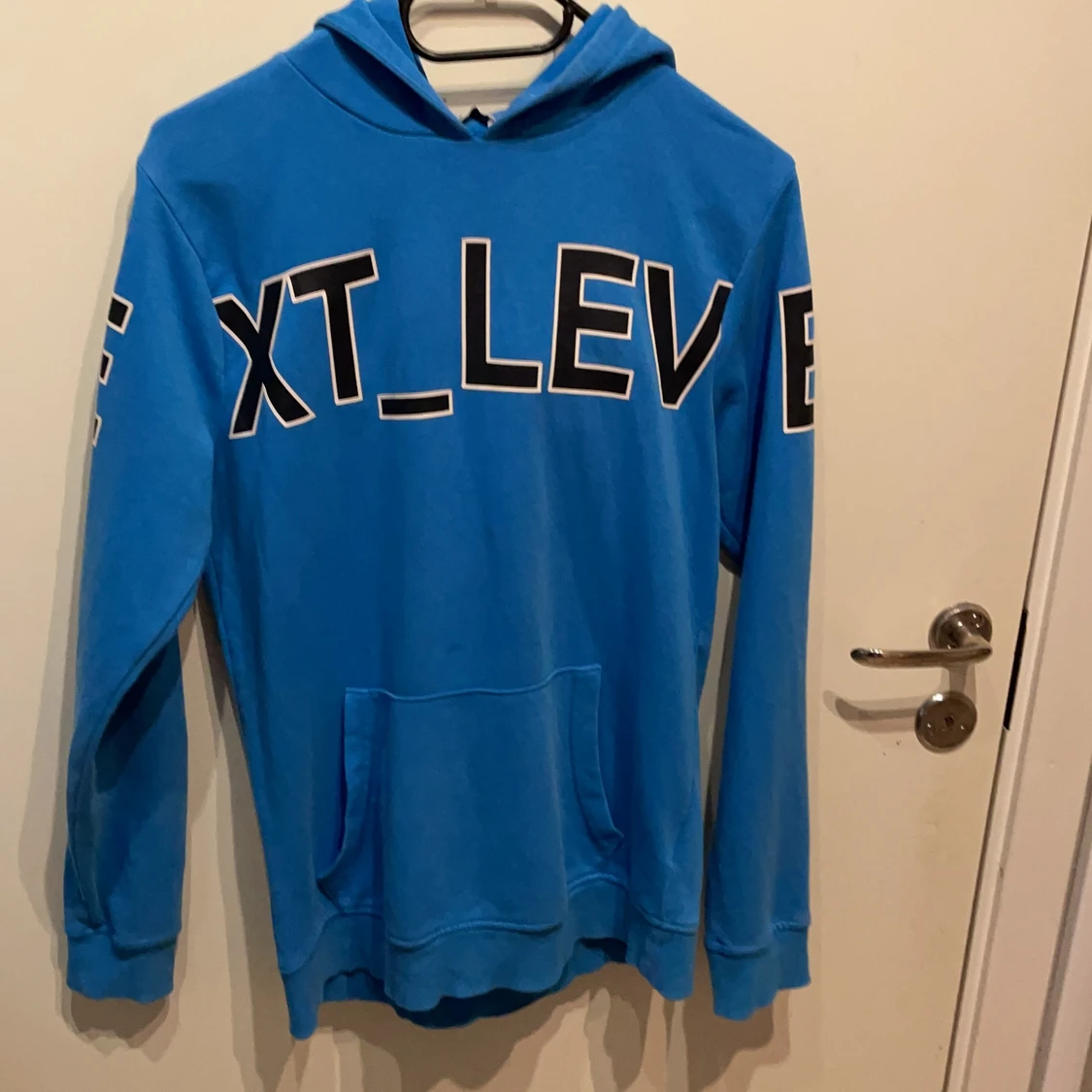 Blå hoodie