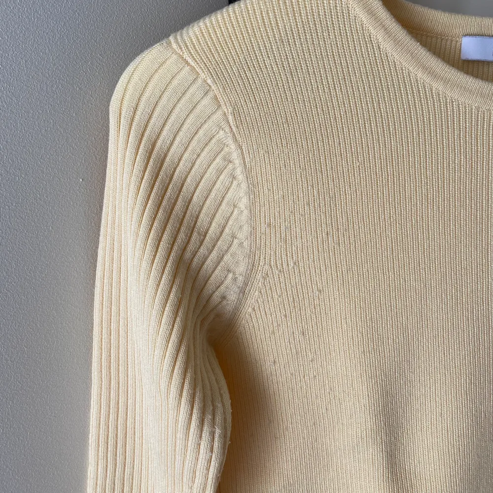 Säljer denna ribbade tröja från NA-KD. Strl: XS men passar även S💛. Tröjor & Koftor.