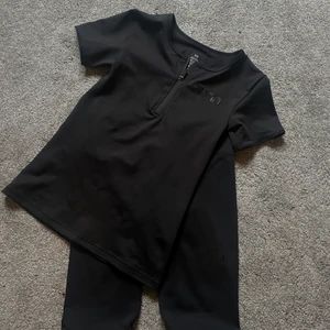 Träningset från aimn  - Bikershorts i storlek S och top i storlek XS. Aldrig använda! Från början var det volanger på som jag tagit bort. Fraktas! :-)