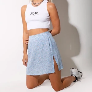 Motel rocks kjol - Kjol från motel rocks med en liten slits! Köpt förra sommaren men aldrig använd! Så fin!