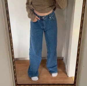 Jeans - Säljer dessa NAKD jeans som är förstora för mig. Helt nya med prislapp på. Nypris: 599 och mitt pris 299kr💕 frakt tillkommer på 62kr💕 (Jag är 1,58cm och på sista bilden står jag på tå)
