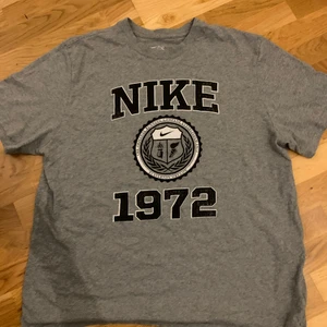 Vintage Nike t shirt - Cool och unik tröja i fint skick, ganska oversized men passar vem som helst för en snygg oversize look