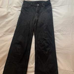 Svarta välanvända yoko jeans. Tvättade ganska många gånger så de har blivit lite blekta/urtvättade men de är fortfarande fina!