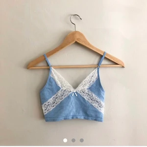 UO crop top - Säljer denna söta Urban outfitters crop top som är för liten för mig, den är i jätte bra skick och använd bara några få gånger💕