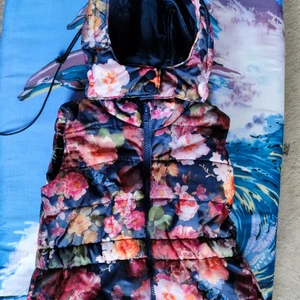 Blommig väst - Blommig väst i st 104. Fint skick .