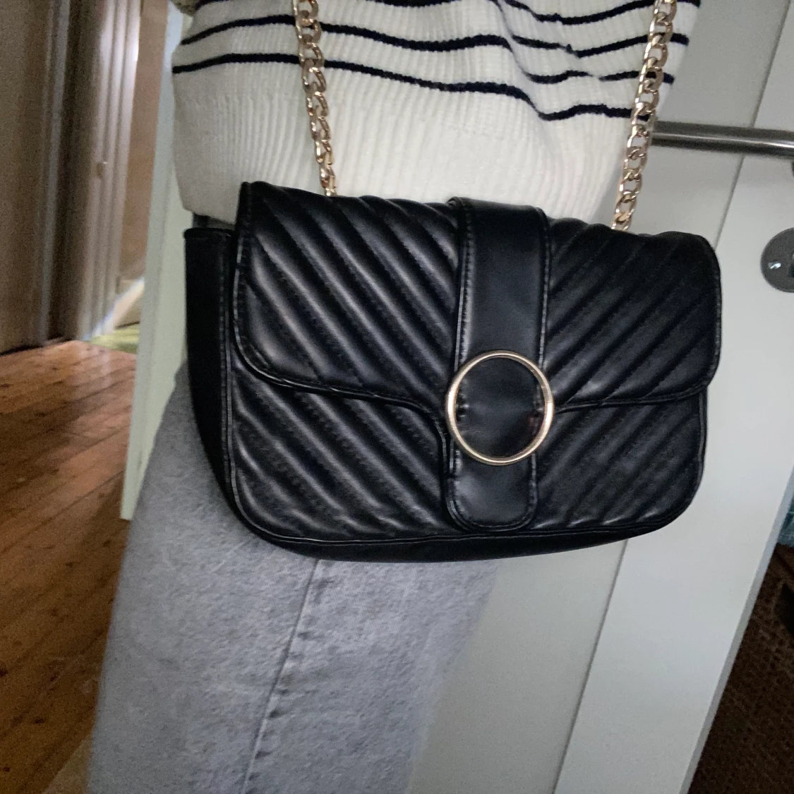 Svart & guldig handväska - 90