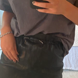 Svart skinnkjol🖤🖤 - Supersnygg skinnkjol som knappt är använd! Har en fin detalj upptill och sitter superskönt! 