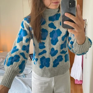 Hm mönstrad tröja  - Blå och grå stickad ko mönstrad tröja från H&M. Storlek XS