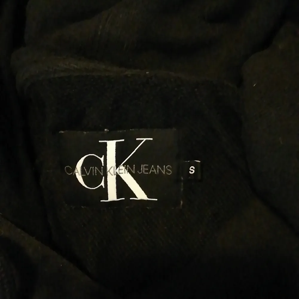 En svart Calvin klein hoodie. Tjockt material som kan användas året om. Funkar som både S och M. . Hoodies.