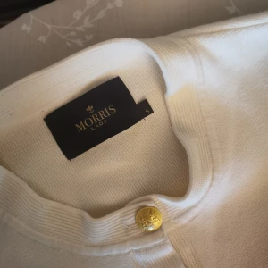 Morris Lady kofta stl S  - Vit lång kofta från Morris Lady stl S. Använd 1 gång tvättad 1 gång. Nyskick. Nypris 1799 kr säljes för 600 kr. Kan skickas mot porto och emballage 66 kr 