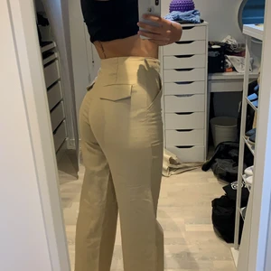 Kostym byxor  - Säljer nu mina jättefina kostymbyxor från zara som inte längre går att köpa. Säljer då dem är för korta på mig som är 180 vilket gör att de ej kommer till användning. Byxorna är bara använda ett fåtal gånger, alltså är nästan i nyskick! 