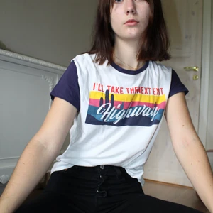 Bershka t-shirt strl. S - En t-shirt från Bershka i strl. S. Texten säger: "I'll take the next exit highway". Jag brukar ha strl. XS i toppar, men denna passar bra på mig. Väldigt skönt material och väldigt lite använd, därav väldigt fint skick! Skriv gärna om du vill ha fler bilder eller om du har några frågor! 