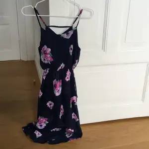 Fin ganska kort klänning med släp, använd ca 2 gånger och ser ut som ny, strl 140