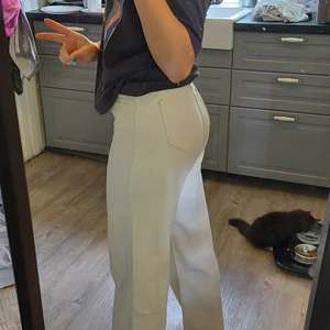 Beiga jeans  - Fick hem dessa jeans idag som var så sjukt sköna, men satt inte som jag ville. Så aldrig använda, och i bra skick. Min kompis som är på bilden är 163 cm. Storlek s. Hade velat behålla dessa Jeans då dom var så sköna o snygga, men dom passade inte mig :( skriv gärna vid frågor eller fler bilder ❤ köparen står alltid för frakten