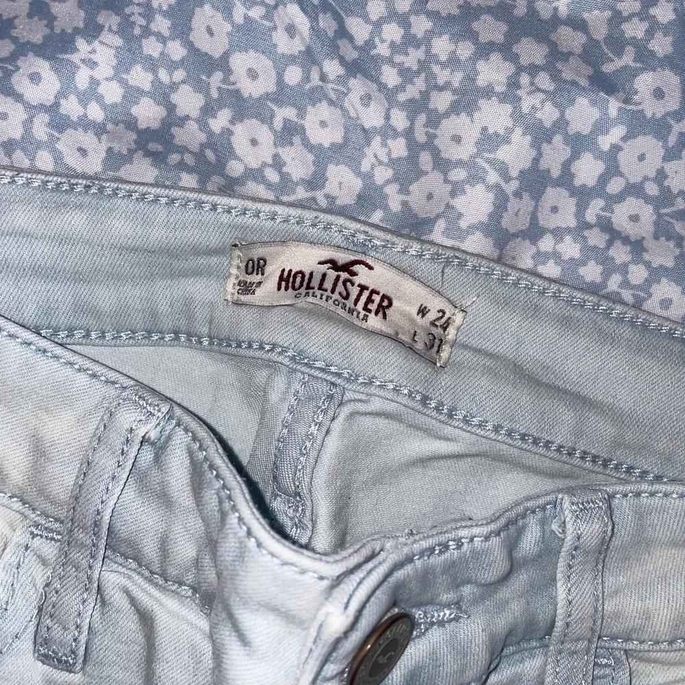 Superfina knappt använda ljusblåa Hollister jeans med coola fickor på framsidan, storlek 24, längd 31. . Jeans & Byxor.