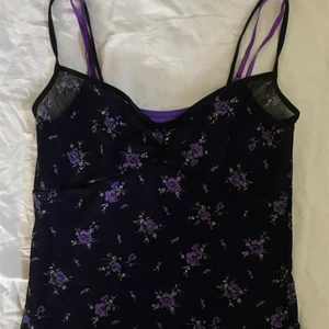 Söt topp - Jättefin topp köpt secondhand. Lappen säger M/L men skulle säga att den mer är en xs/s, säljes för att den inte kommer till användning