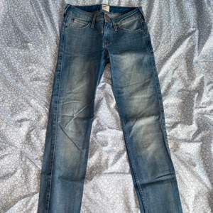 Blåa Lee jeans i storlek 24, knappt använda. 
