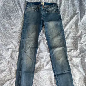 Blåa Lee jeans i storlek 24, knappt använda. 