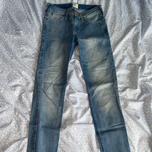 Lee jeans w 24 - Blåa Lee jeans i storlek 24, knappt använda. 