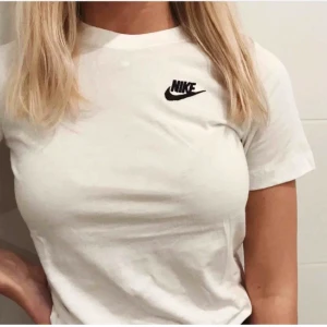 vit nike tröja - vit nike tröja i storlek S💗