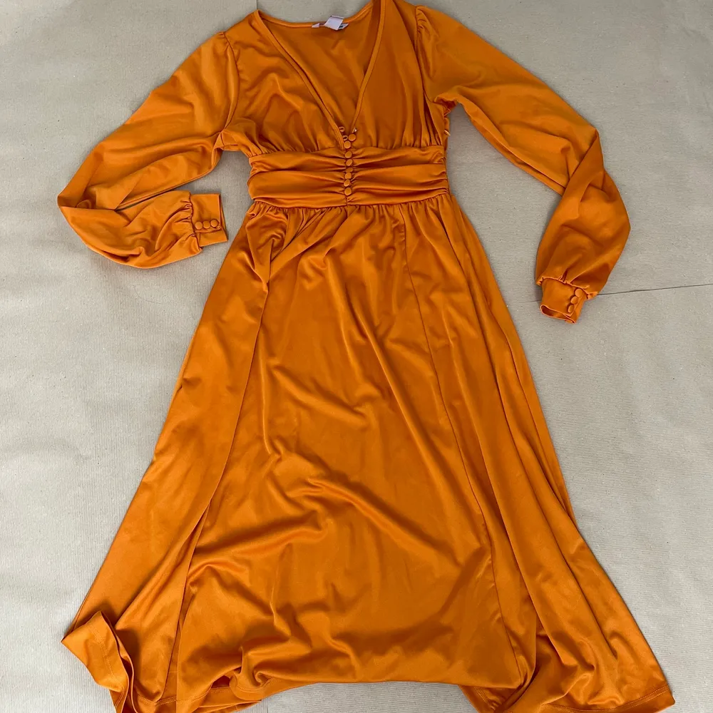 orange elegant klänning. Klänningar.