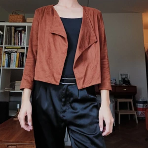 Mochajacka från Bershka  - Jacka i fakemocha. Nästan nyskick. Står strl L i jackan men passar mig som har strl xs.