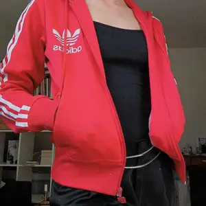 Adidas 3-stripes hoodie. Använd men i bra skick. Står strl 40 i tröjan men den är väldigt liten i storleken, passar mig som har xs. 