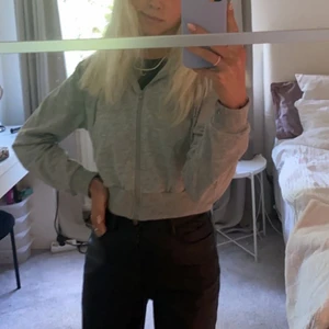 Grå ziphoode - En grå lite croppad zip hoodie från shein, strl M men är som en S. Den är jätteskön och i jättefint skick men jag säljer den då jag nästan aldrig använder den och rensar garderoben💖