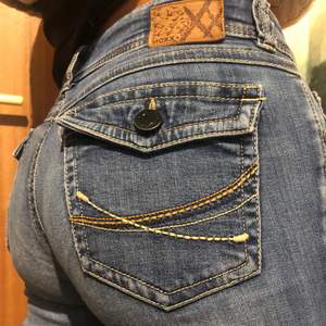 Coola lågmidjade jeans i märket mexx! Straight modell med storleken w-28 som motsvarar ungefär storlek 36. Budgivning i kommentarerna!